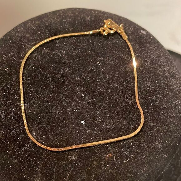 Vintage 7.5” Avon gold tone Herringbone chain bracelet with a spring clasp - Picture 1 of 8